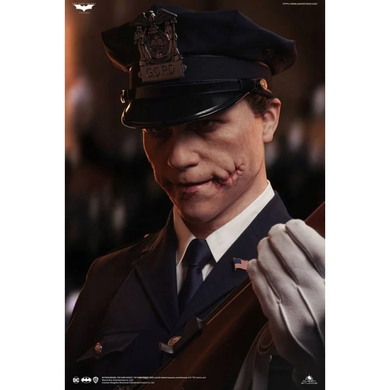 The Dark Knight buste 1/1 The Joker (Police Uniform) 87 cm