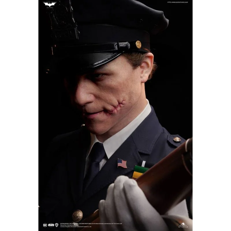 The Dark Knight buste 1/1 The Joker (Police Uniform) 87 cm