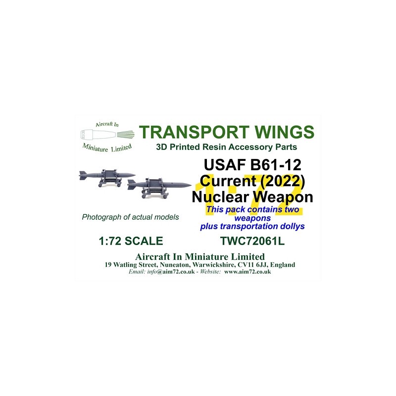 Pack de deux armes nucléaires actuelles USAF/USN B61-12. Deux armes avec des chariots de maintenance/transport - ce sont des piè